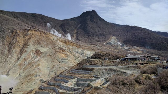 하코네 오와쿠다니의 화산 분기공과 산 풍경